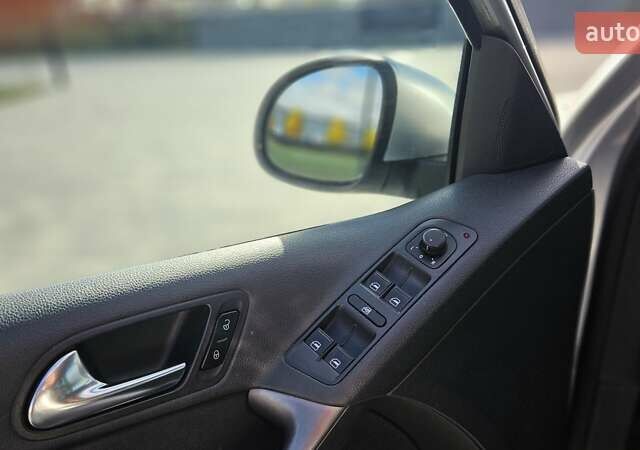 Серый Фольксваген Тигуан, объемом двигателя 2 л и пробегом 330 тыс. км за 9999 $, фото 21 на Automoto.ua