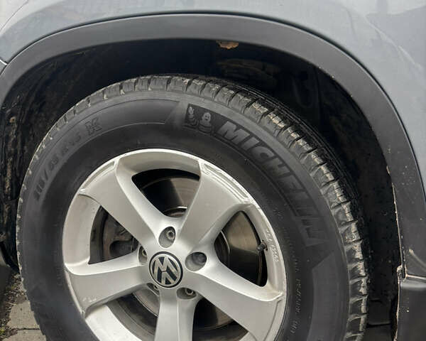 Серый Фольксваген Тигуан, объемом двигателя 2 л и пробегом 361 тыс. км за 9900 $, фото 12 на Automoto.ua
