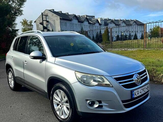 Сірий Фольксваген Тігуан, об'ємом двигуна 2 л та пробігом 232 тис. км за 9700 $, фото 2 на Automoto.ua