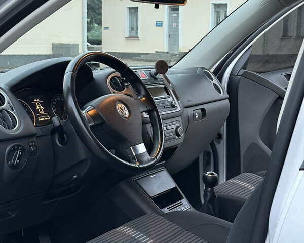 Серый Фольксваген Тигуан, объемом двигателя 1.4 л и пробегом 165 тыс. км за 9700 $, фото 29 на Automoto.ua