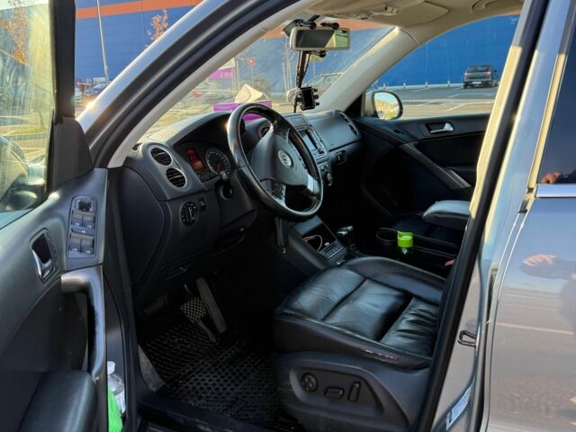 Серый Фольксваген Тигуан, объемом двигателя 2 л и пробегом 244 тыс. км за 14000 $, фото 4 на Automoto.ua