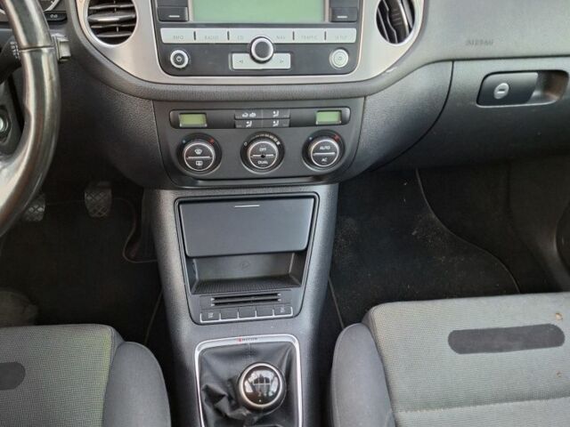 Серый Фольксваген Тигуан, объемом двигателя 1.4 л и пробегом 249 тыс. км за 8800 $, фото 2 на Automoto.ua