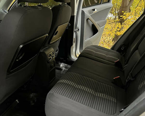 Сірий Фольксваген Тігуан, об'ємом двигуна 2 л та пробігом 315 тис. км за 8900 $, фото 11 на Automoto.ua