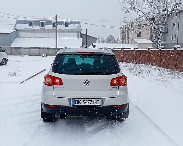 Серый Фольксваген Тигуан, объемом двигателя 2 л и пробегом 202 тыс. км за 11000 $, фото 3 на Automoto.ua