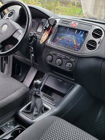 Серый Фольксваген Тигуан, объемом двигателя 1.98 л и пробегом 140 тыс. км за 8700 $, фото 4 на Automoto.ua