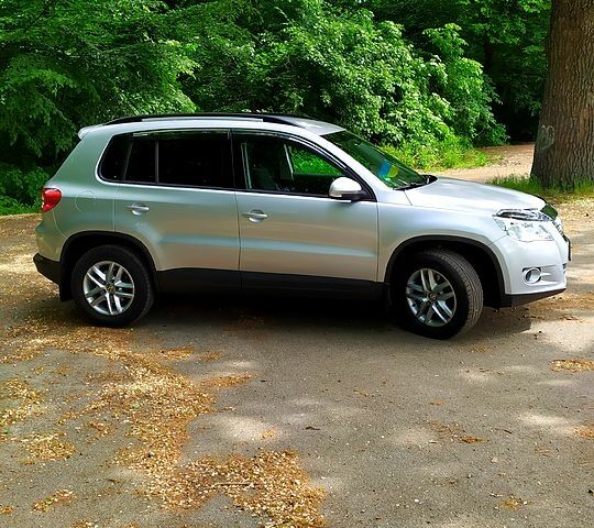 Серый Фольксваген Тигуан, объемом двигателя 1.4 л и пробегом 230 тыс. км за 10350 $, фото 2 на Automoto.ua