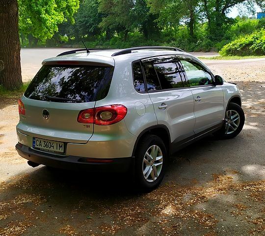 Серый Фольксваген Тигуан, объемом двигателя 1.4 л и пробегом 230 тыс. км за 10350 $, фото 4 на Automoto.ua