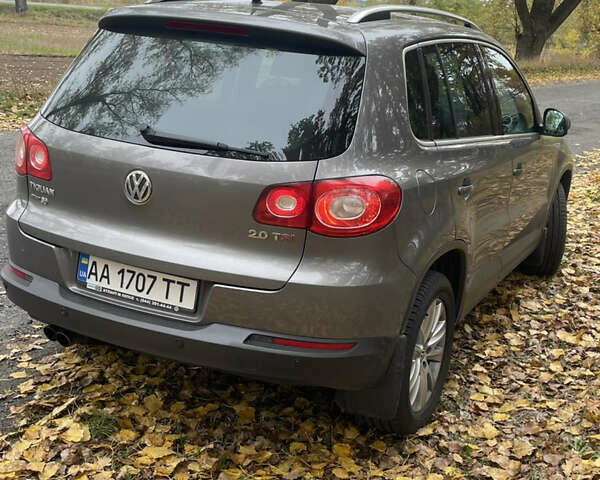 Сірий Фольксваген Тігуан, об'ємом двигуна 2 л та пробігом 107 тис. км за 10300 $, фото 4 на Automoto.ua