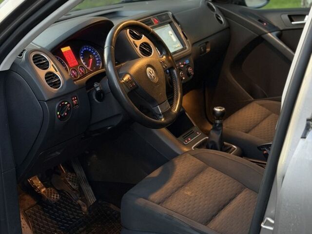 Серый Фольксваген Тигуан, объемом двигателя 2 л и пробегом 260 тыс. км за 5900 $, фото 7 на Automoto.ua