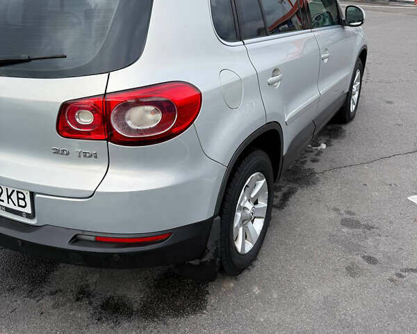 Серый Фольксваген Тигуан, объемом двигателя 2 л и пробегом 194 тыс. км за 10500 $, фото 1 на Automoto.ua