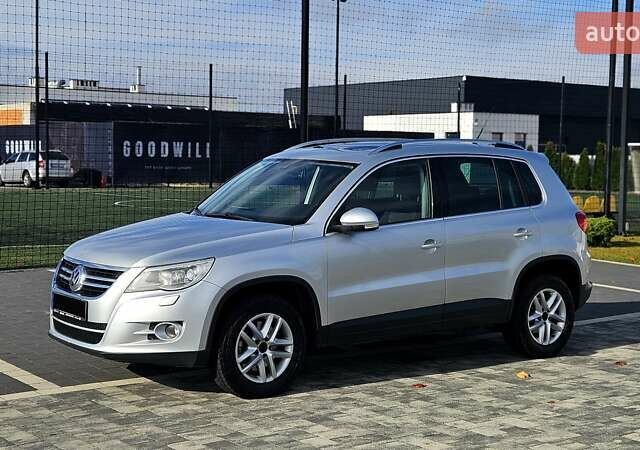 Серый Фольксваген Тигуан, объемом двигателя 2 л и пробегом 330 тыс. км за 9999 $, фото 4 на Automoto.ua