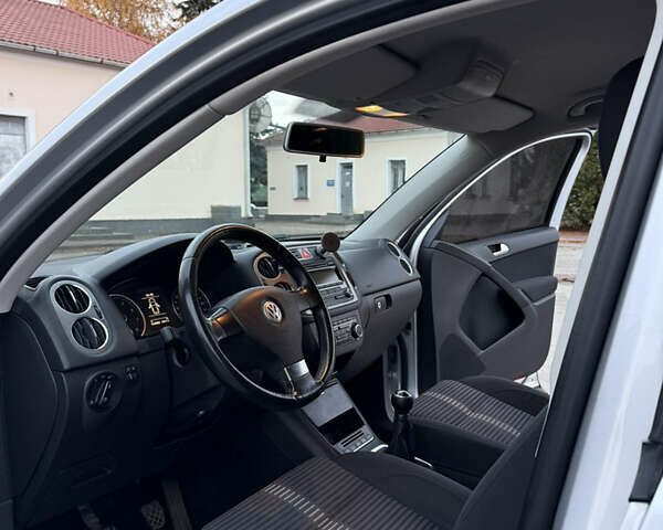 Серый Фольксваген Тигуан, объемом двигателя 1.4 л и пробегом 165 тыс. км за 9700 $, фото 30 на Automoto.ua