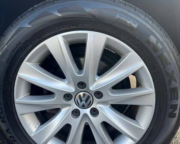 Сірий Фольксваген Тігуан, об'ємом двигуна 2 л та пробігом 233 тис. км за 9500 $, фото 13 на Automoto.ua