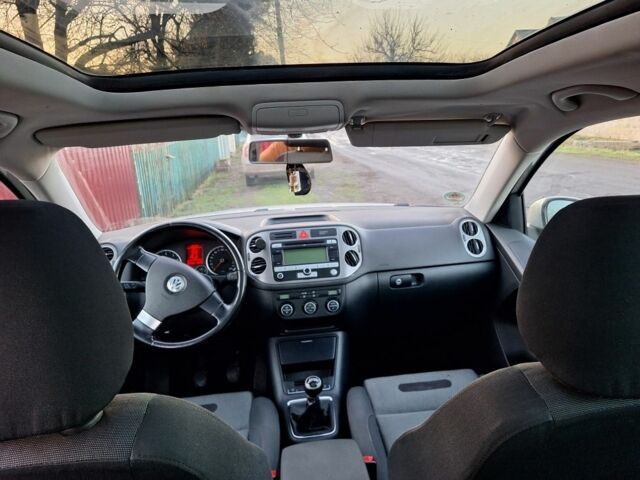 Серый Фольксваген Тигуан, объемом двигателя 1.4 л и пробегом 249 тыс. км за 8800 $, фото 1 на Automoto.ua