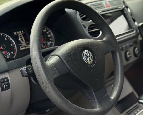 Сірий Фольксваген Тігуан, об'ємом двигуна 2 л та пробігом 226 тис. км за 12200 $, фото 44 на Automoto.ua