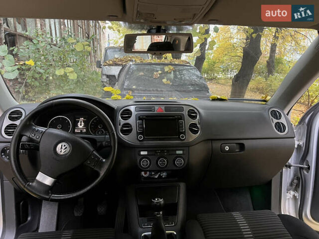 Сірий Фольксваген Тігуан, об'ємом двигуна 2 л та пробігом 315 тис. км за 8900 $, фото 12 на Automoto.ua