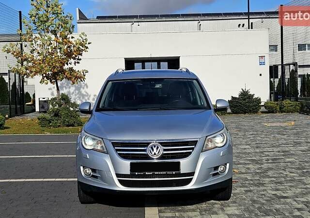 Серый Фольксваген Тигуан, объемом двигателя 2 л и пробегом 330 тыс. км за 9999 $, фото 1 на Automoto.ua