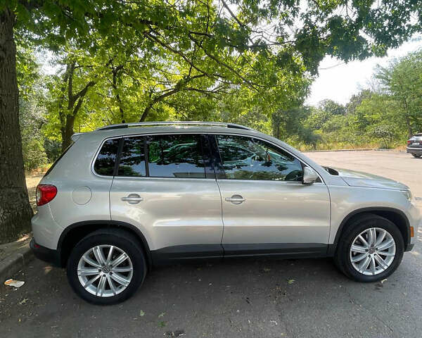 Серый Фольксваген Тигуан, объемом двигателя 2 л и пробегом 155 тыс. км за 10500 $, фото 2 на Automoto.ua