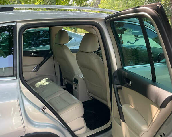 Серый Фольксваген Тигуан, объемом двигателя 2 л и пробегом 155 тыс. км за 10500 $, фото 7 на Automoto.ua