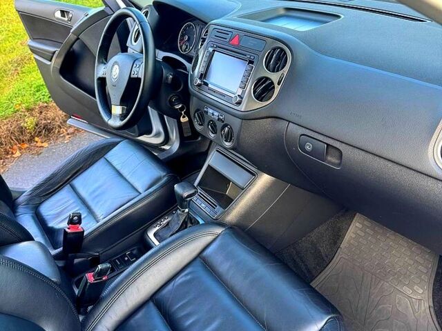 Сірий Фольксваген Тігуан, об'ємом двигуна 2 л та пробігом 232 тис. км за 9700 $, фото 9 на Automoto.ua