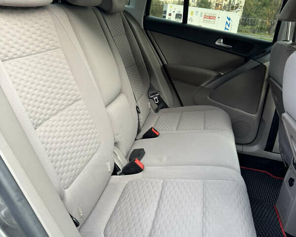 Сірий Фольксваген Тігуан, об'ємом двигуна 2 л та пробігом 226 тис. км за 12200 $, фото 29 на Automoto.ua