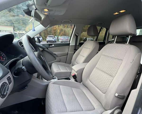 Сірий Фольксваген Тігуан, об'ємом двигуна 2 л та пробігом 226 тис. км за 12200 $, фото 45 на Automoto.ua