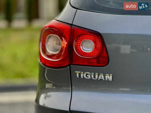 Сірий Фольксваген Тігуан, об'ємом двигуна 2 л та пробігом 226 тис. км за 12200 $, фото 23 на Automoto.ua