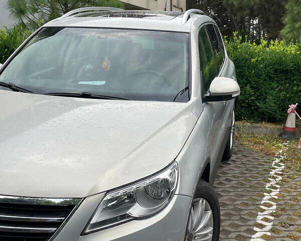 Серый Фольксваген Тигуан, объемом двигателя 2 л и пробегом 155 тыс. км за 10500 $, фото 3 на Automoto.ua