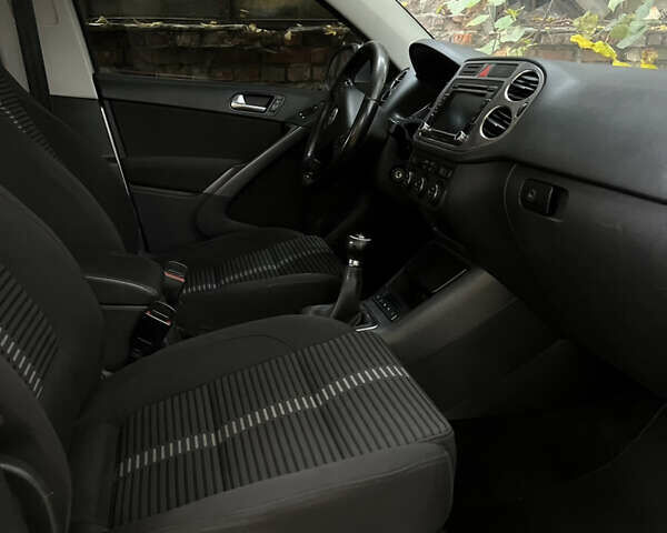 Серый Фольксваген Тигуан, объемом двигателя 1.97 л и пробегом 315 тыс. км за 8999 $, фото 7 на Automoto.ua