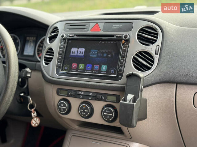 Сірий Фольксваген Тігуан, об'ємом двигуна 2 л та пробігом 226 тис. км за 12200 $, фото 38 на Automoto.ua