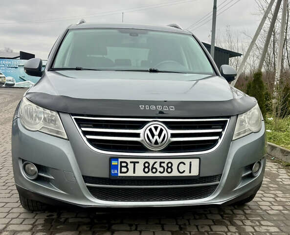 Серый Фольксваген Тигуан, объемом двигателя 2 л и пробегом 361 тыс. км за 9900 $, фото 2 на Automoto.ua