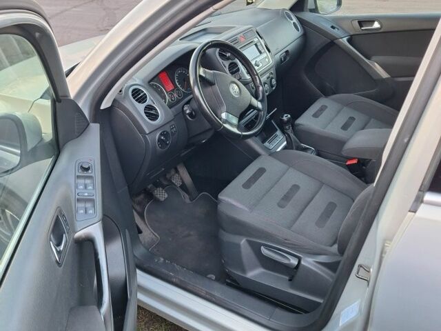 Серый Фольксваген Тигуан, объемом двигателя 1.4 л и пробегом 249 тыс. км за 8800 $, фото 10 на Automoto.ua