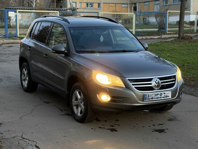 Серый Фольксваген Тигуан, объемом двигателя 2 л и пробегом 260 тыс. км за 5900 $, фото 5 на Automoto.ua