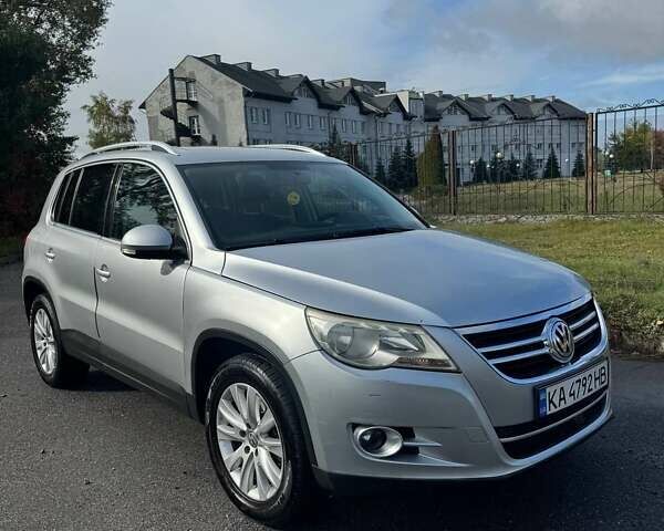 Сірий Фольксваген Тігуан, об'ємом двигуна 2 л та пробігом 233 тис. км за 9500 $, фото 5 на Automoto.ua