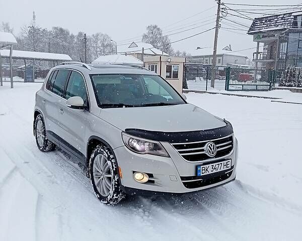 Серый Фольксваген Тигуан, объемом двигателя 2 л и пробегом 202 тыс. км за 11000 $, фото 1 на Automoto.ua