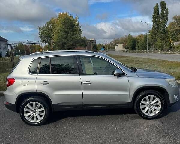 Сірий Фольксваген Тігуан, об'ємом двигуна 2 л та пробігом 233 тис. км за 9500 $, фото 6 на Automoto.ua