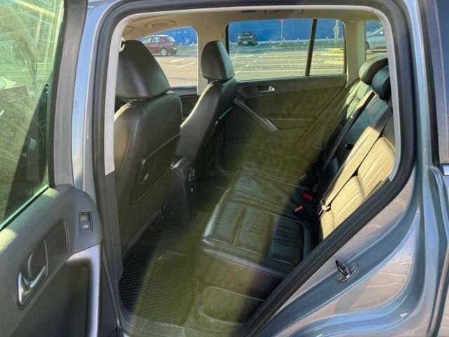 Серый Фольксваген Тигуан, объемом двигателя 2 л и пробегом 244 тыс. км за 14000 $, фото 5 на Automoto.ua