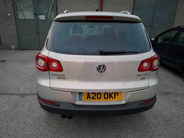 Серый Фольксваген Тигуан, объемом двигателя 2 л и пробегом 120 тыс. км за 5358 $, фото 3 на Automoto.ua