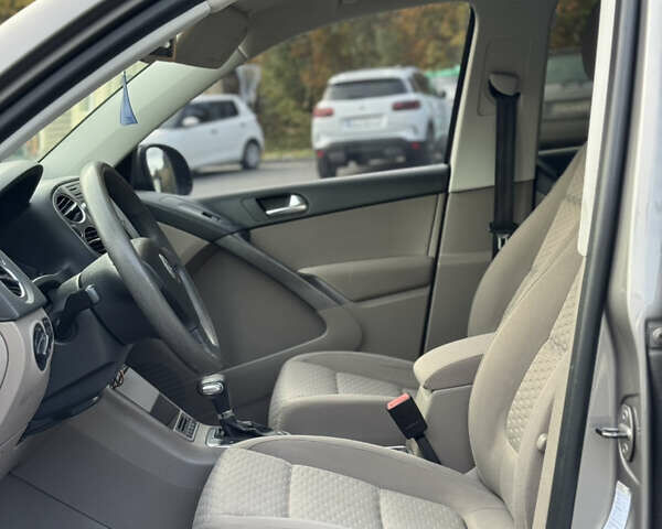 Сірий Фольксваген Тігуан, об'ємом двигуна 2 л та пробігом 226 тис. км за 12200 $, фото 46 на Automoto.ua