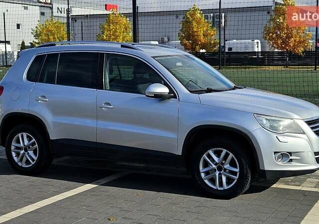 Серый Фольксваген Тигуан, объемом двигателя 2 л и пробегом 330 тыс. км за 9999 $, фото 12 на Automoto.ua