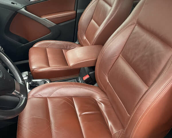 Сірий Фольксваген Тігуан, об'ємом двигуна 2 л та пробігом 107 тис. км за 10300 $, фото 17 на Automoto.ua