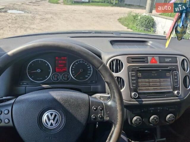 Сірий Фольксваген Тігуан, об'ємом двигуна 2 л та пробігом 300 тис. км за 10300 $, фото 7 на Automoto.ua