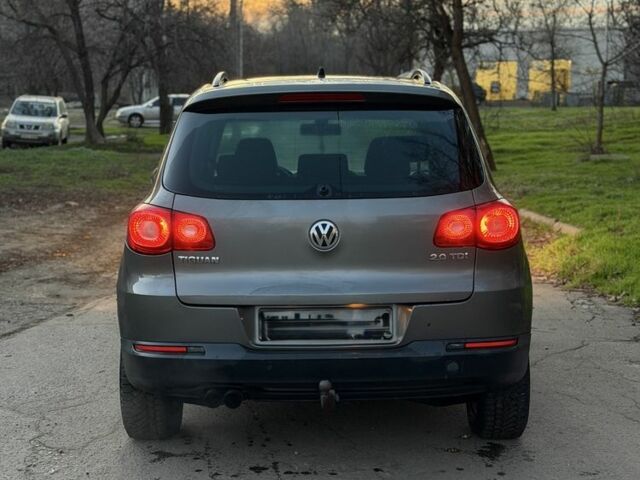 Серый Фольксваген Тигуан, объемом двигателя 2 л и пробегом 260 тыс. км за 5900 $, фото 3 на Automoto.ua