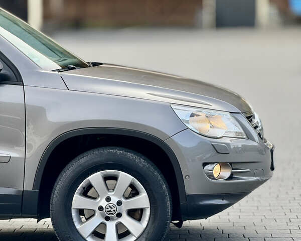 Сірий Фольксваген Тігуан, об'ємом двигуна 2 л та пробігом 226 тис. км за 12200 $, фото 12 на Automoto.ua