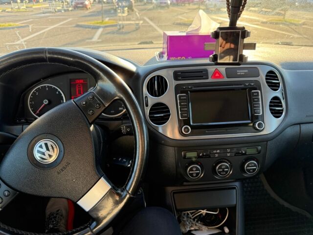 Серый Фольксваген Тигуан, объемом двигателя 2 л и пробегом 244 тыс. км за 14000 $, фото 7 на Automoto.ua