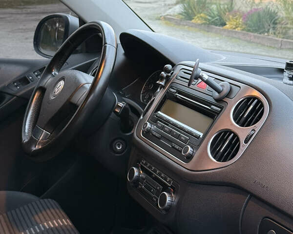 Серый Фольксваген Тигуан, объемом двигателя 1.4 л и пробегом 165 тыс. км за 9700 $, фото 27 на Automoto.ua