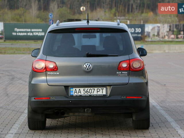 Серый Фольксваген Тигуан, объемом двигателя 2 л и пробегом 219 тыс. км за 12300 $, фото 6 на Automoto.ua