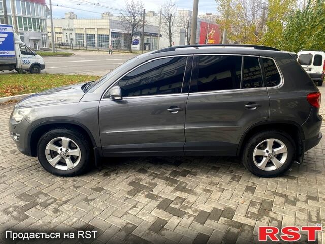 Сірий Фольксваген Тігуан, об'ємом двигуна 2 л та пробігом 165 тис. км за 10000 $, фото 4 на Automoto.ua