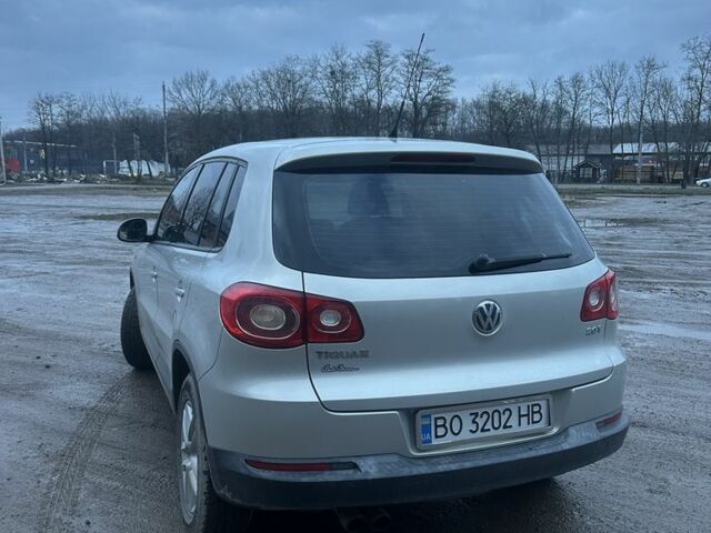 Сірий Фольксваген Тігуан, об'ємом двигуна 2 л та пробігом 300 тис. км за 9000 $, фото 4 на Automoto.ua