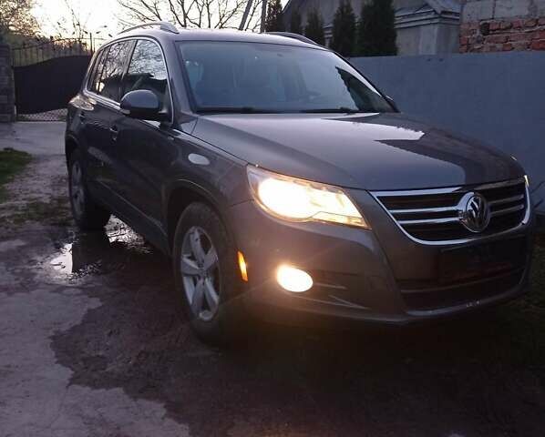 Серый Фольксваген Тигуан, объемом двигателя 2 л и пробегом 280 тыс. км за 9200 $, фото 4 на Automoto.ua